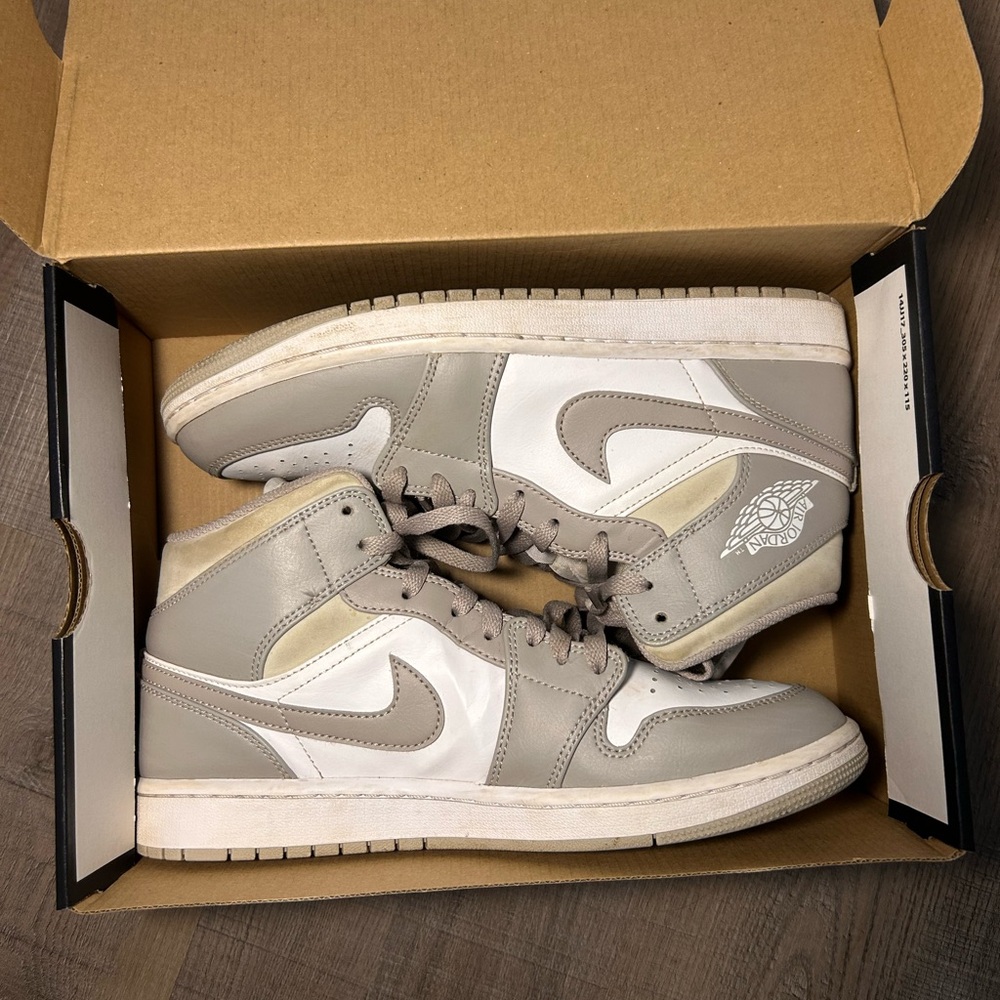 Air Jordan 1 Mid College Grey Light Bone White